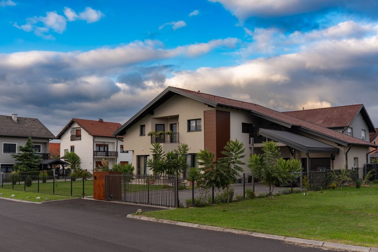 portfolio-04 Contemporary homes in Garešnica, Croatia featuring lush gardens and dramatic sky.